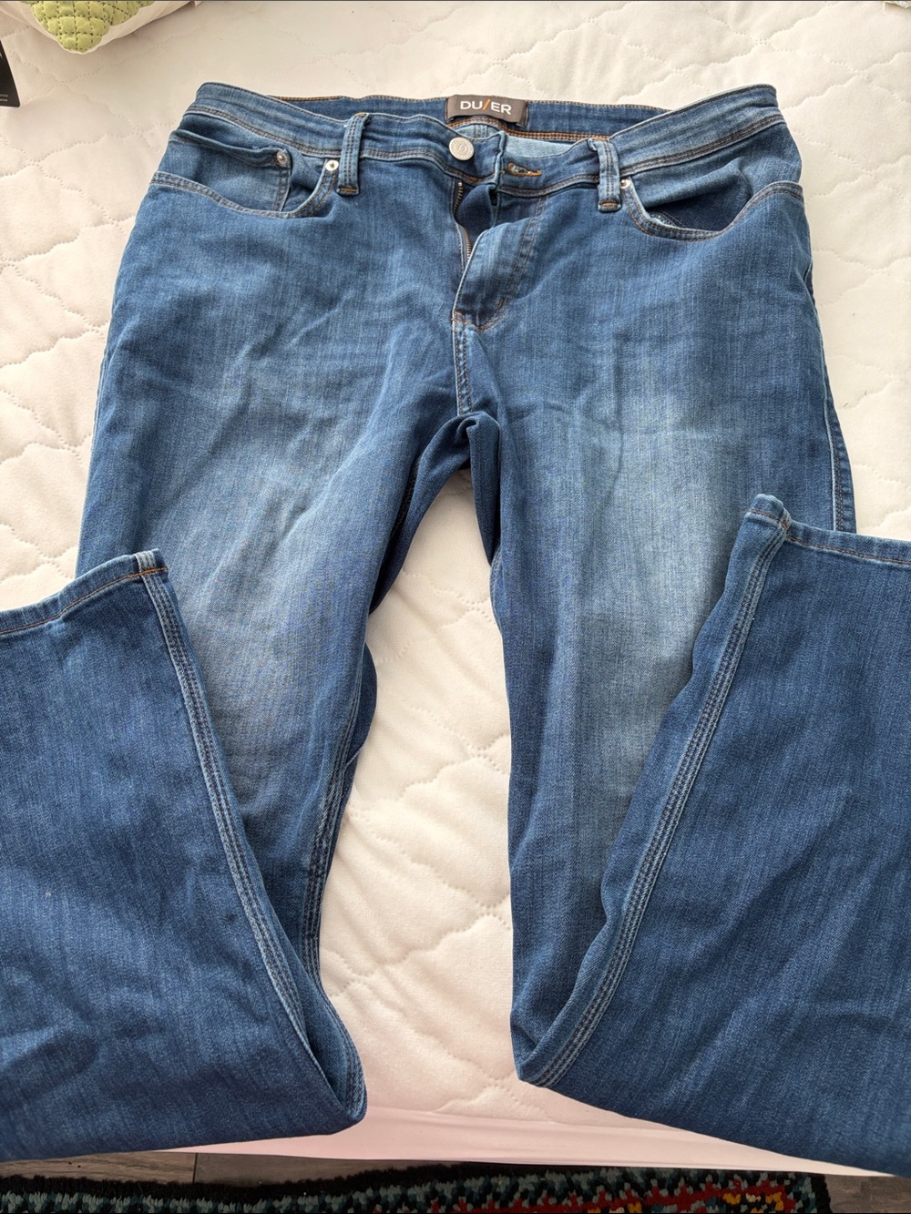 DU/ER Men's Relaxed Fit Jeans in Medium Blue Wash